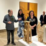 Mariano Maestro junto a sus obras en la sala de exposiciones Lonja del Pescado