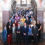 Foto de familia de González Gago y Borja Suárez con los alcaldes de los municipios que se han adherido al 012