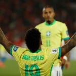 Igor Jesus celebra su primer gol con Brasil