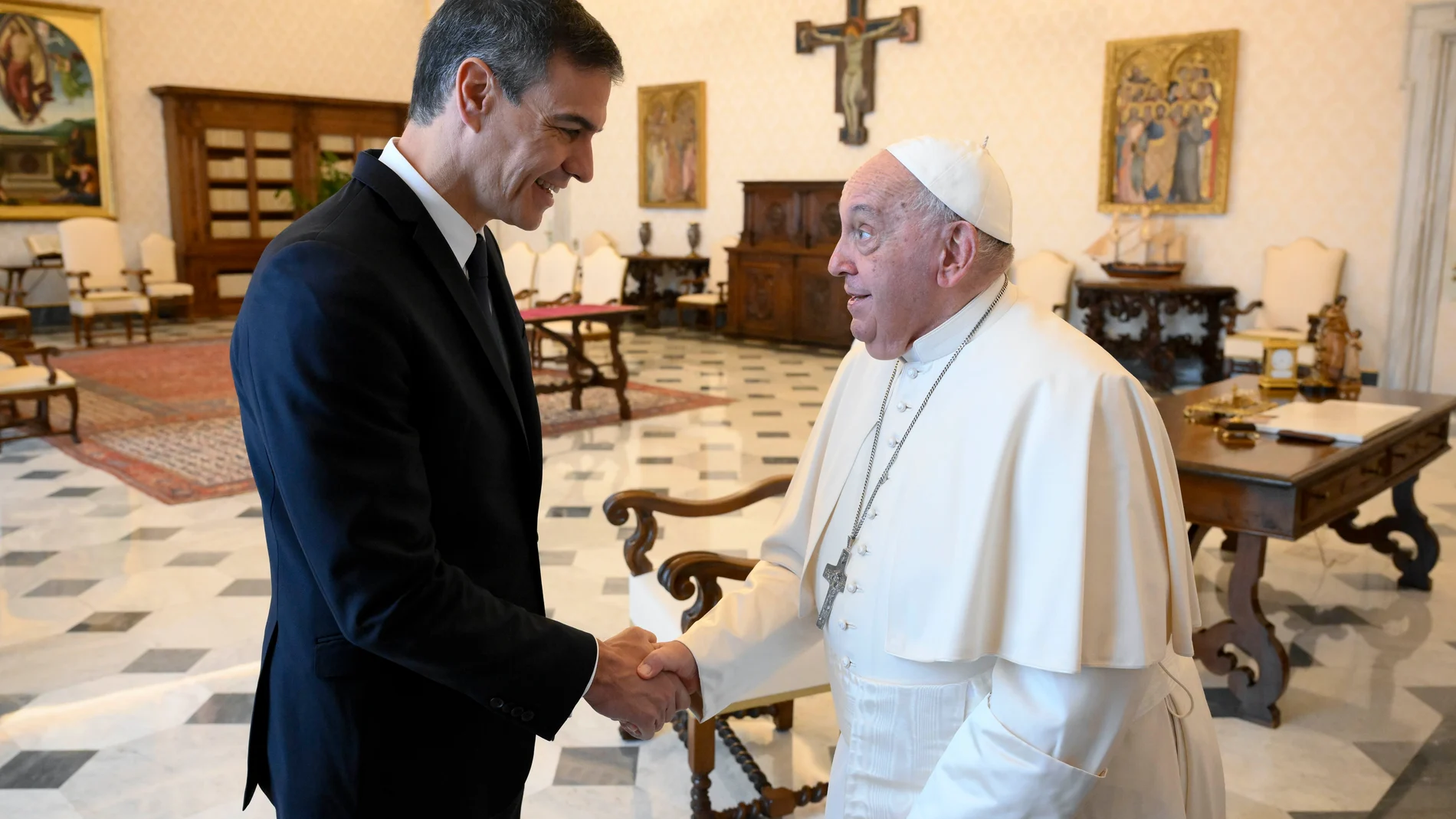 En privado y sin cámaras, así ha sido la reunión de 35 minutos entre Sánchez y el Papa