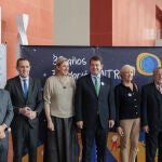 El presidente Alfonso Fernández Mañueco, la vicepresidenta Isabel Blanco, el presidente de la Diputación de Valladolid, Conrado Íscar; el alcalde, Jesús Julio Carnero y los responsables de la Fundación INTRAS, durante la celebración del 30 Aniversario de la institución