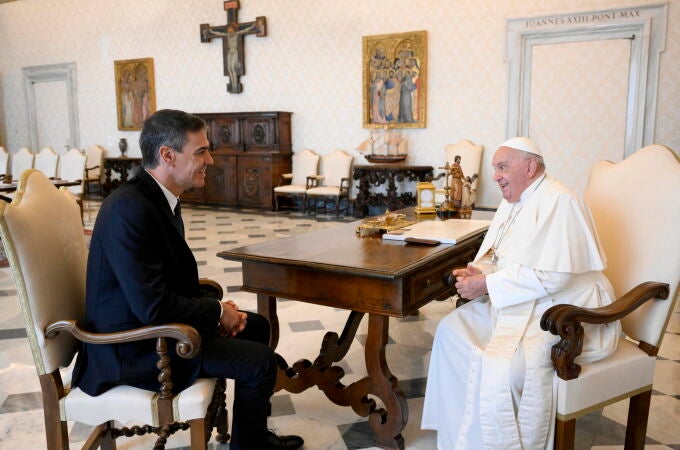 El Papa Francisco, en diálogo con Pedro Sánchez este viernes en el Vaticano