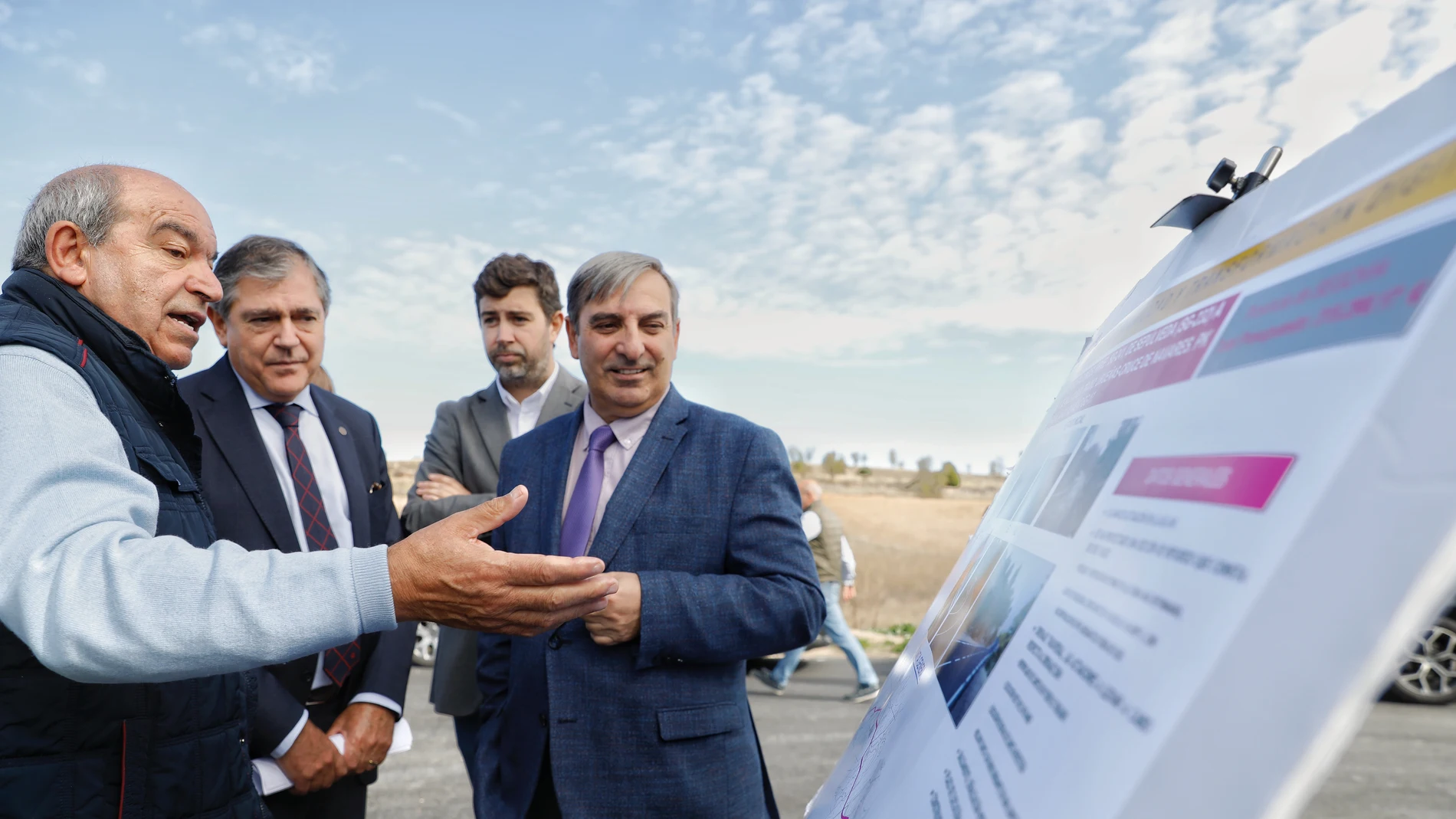 El consejero de Movilidad y Transformación Digital, José Luis Sanz Merino; junto al vicepresidente de las Cortes, Francisco Vázquez; el alcalde de Urueñas, Javier Carpio; el alcalde de Castroserracín, José Luis Bayo; y la delegada territorial, Raquel Alonso; visita las obras realizadas en la carretera SG-241, en la localidad segoviana de Urueñas