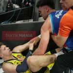 Dos jugadores de baloncesto se pelean a mordiscos en la Euroliga