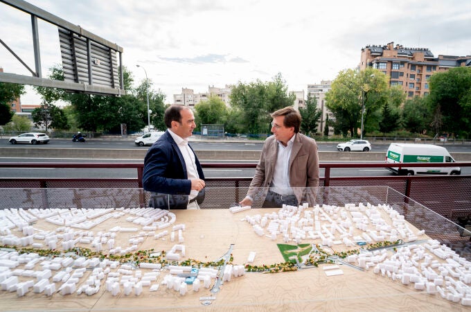 Almeida visita el inicio de las obras de soterramiento de la A-5