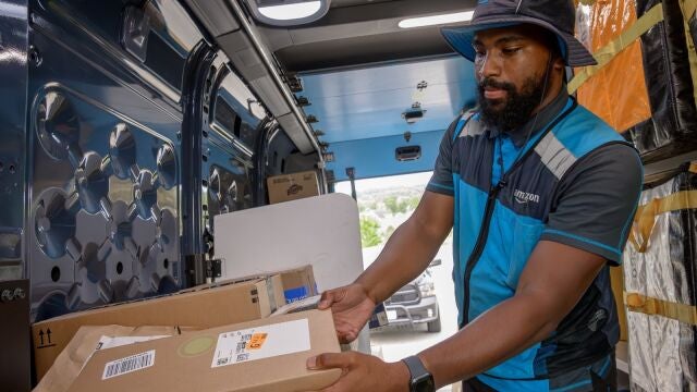  Un conductor colaborador de Amazon muestra el sistema de reconocimiento de paquetes por IA y cámara de visión inteligente