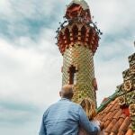 Una pareja en El Capricho de Gaudí.