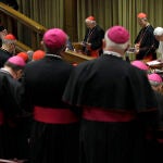 El Tercer Concilio de Toledo fue «una fase de la historia de España y de Europa», como destacó en su momento Benedicto XVI. En la imagen, en una reunión con cardenales en el Vaticano