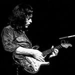 Rory Gallagher, con su famosa Stratocaster