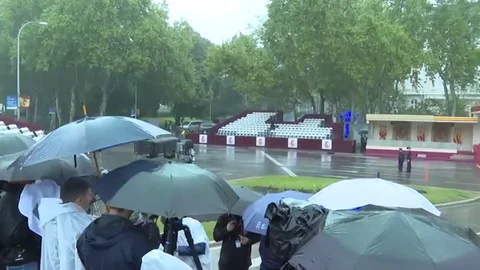 Fuertes precipitaciones en la tribuna real a pocos minutos del comienzo del desfile por el 12-O