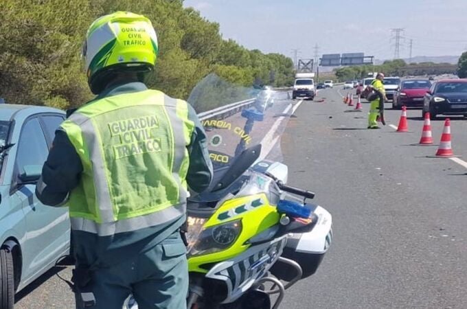 Muere una persona y otra resulta herida al volcar un vehículo en una localidad de Sevilla