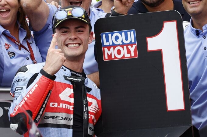 Manu González, celebrando su victoria en la carrera de Moto2 del GP de Japón