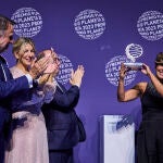 Sonsoles Ónega recibe el Premio Planeta de manos de José Creuheras, Yolanda Díaz y Miquel Iceta