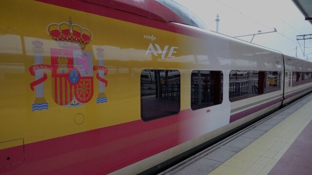 El AVE Madrid-Murcia luce la bandera española con motivo de la Fiesta Nacional