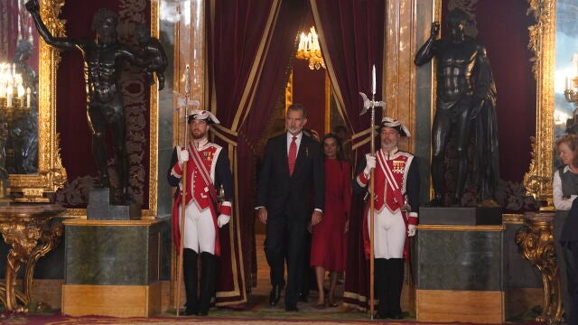 Los Reyes y la Princesa de Asturias presiden una recepción en el Palacio Real por el Día de la Fiesta Nacional