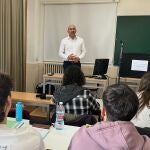 El profesor Diego Vergara durante una de sus clases en la Universidad Católica de Ávila (UCAV)