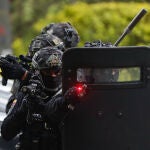 Integrantes del grupo SWAT de la Policía colombiana, se preparan para dar seguridad durante la COP16 este viernes en Cali (Colombia). 120 uniformados del grupo SWAT de la Policía de Colombia y entrenados en los Estados Unidos estarán encargados de garantizar la seguridad en COP16 de llegarse a presentar algún acto terrorista