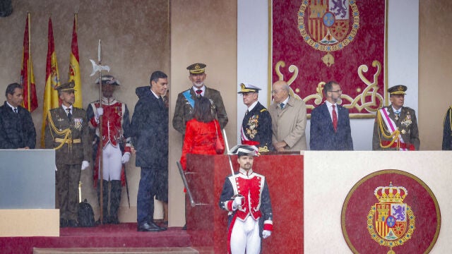 La Reina Letizia desaparece de la tribuna por la fuerte lluvia