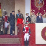 La Reina Letizia desaparece de la tribuna por la fuerte lluvia