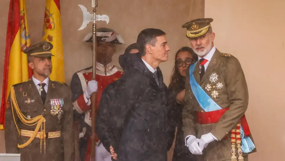 El Rey Felipe VI junto al Presidente del Gobierno, Pedro Sánchez, durante la celebración del Día de la Hispanidad 2024