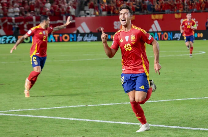 Martín Zubimendi celebra su gol ante Dinamarca