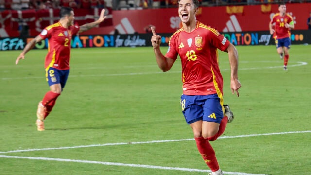 Martín Zubimendi celebra su gol ante Dinamarca