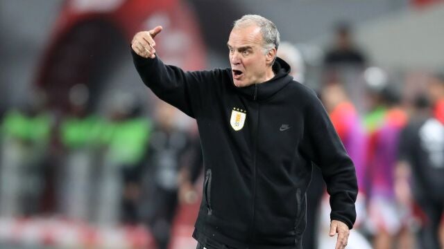 Marcelo Bielsa da instrucciones durante el partido entre Perú y Uruguay