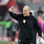 Marcelo Bielsa da instrucciones durante el partido entre Perú y Uruguay