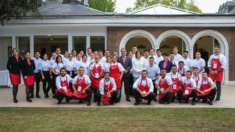 La Tribu y el embajador de Perú.