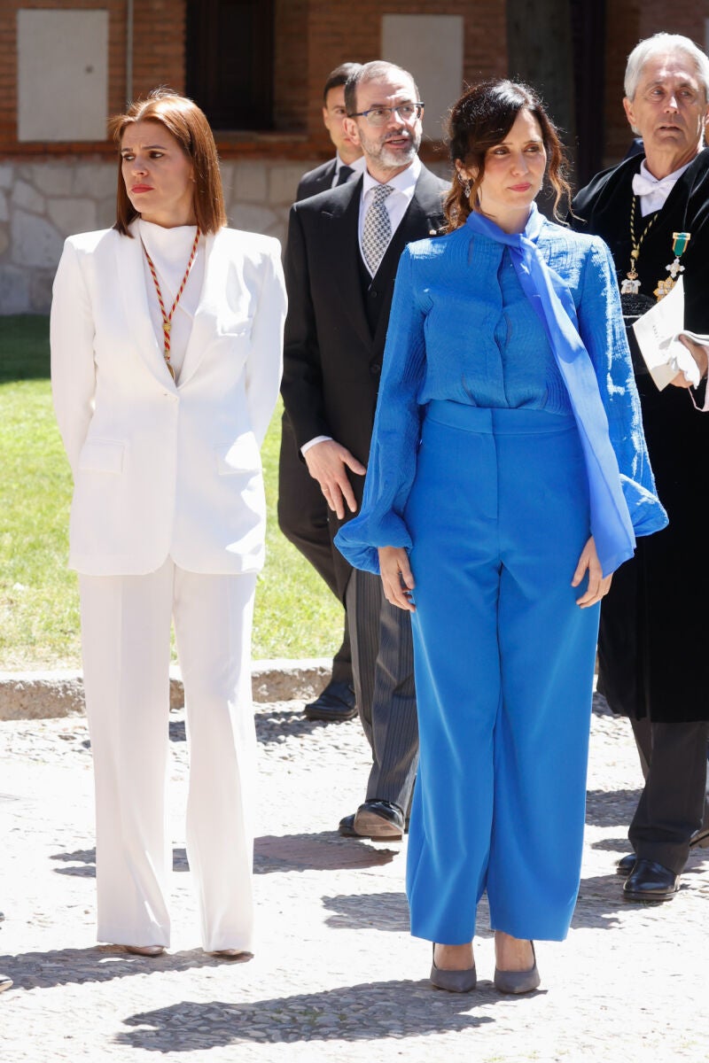 Ayuso con traje azul