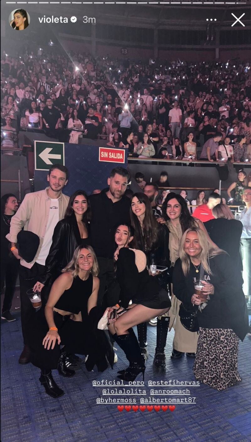 Lola Lolita y Violeta Mangriñán con amigos en el concierto de Omar Montes