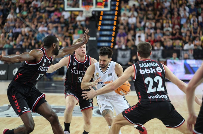 "Facu" Campazzo rodeado por jugadores del Surne Bilbao Basket