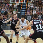 "Facu" Campazzo rodeado por jugadores del Surne Bilbao Basket