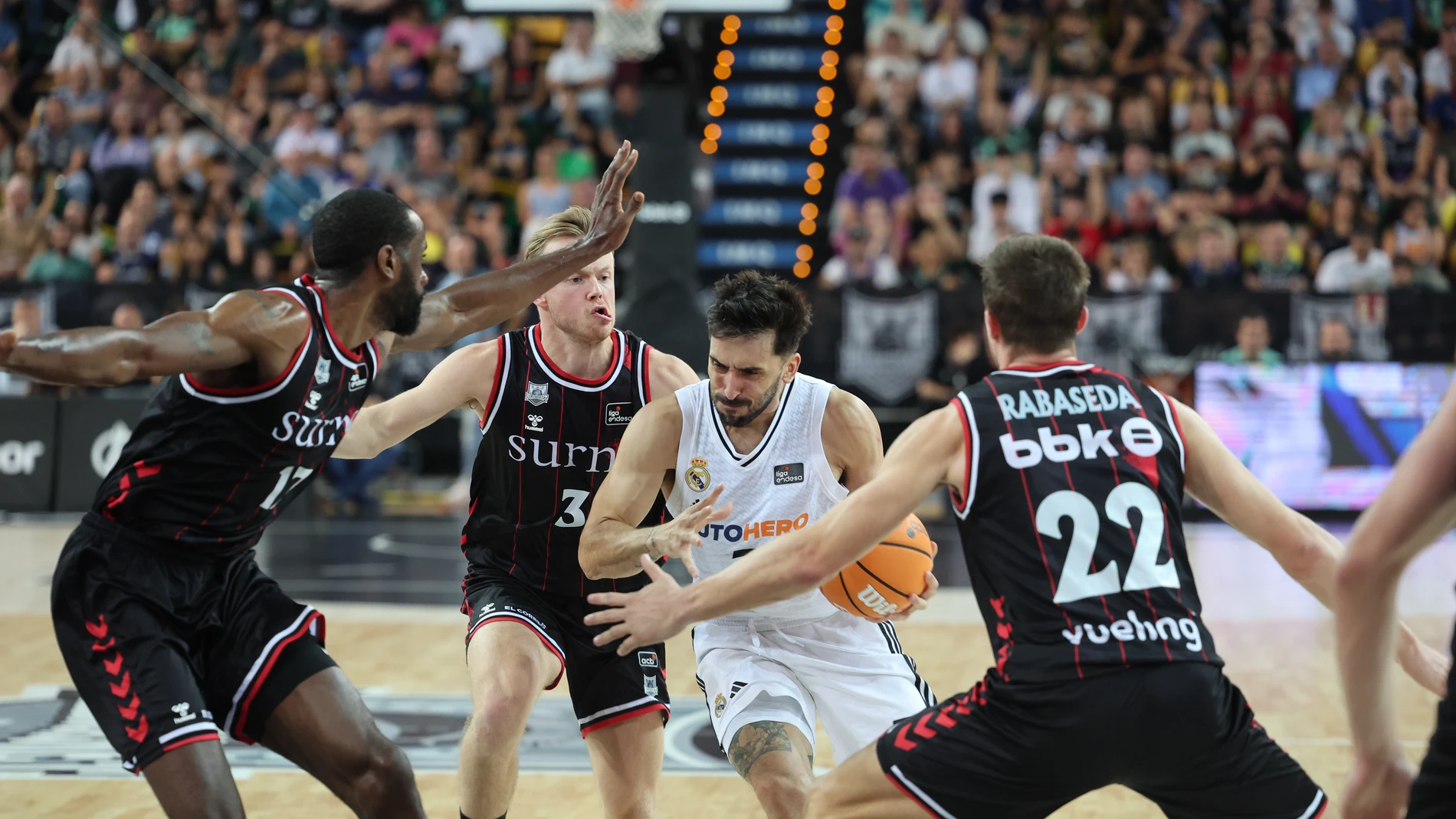 "Facu" Campazzo rodeado por jugadores del Surne Bilbao Basket