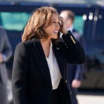 Kamala Harris camina hacia el Air Force Two en el aeropuerto de Morrisville (Carolina del Norte)