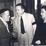 Pío Baroja con José Manuel Lara Hernández y María Teresa Bosch