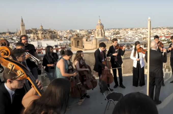 La orquesta en las Setas de Sevilla, con la Giralda al fondo