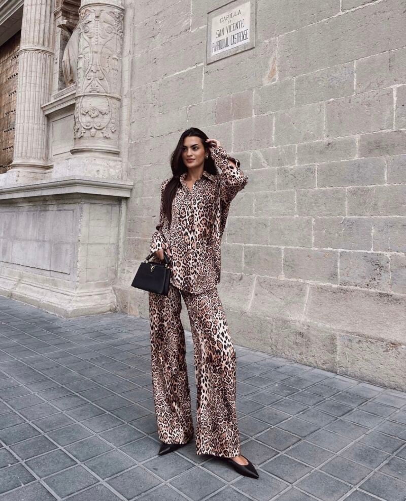 Marta Lozano con total look de leopardo.