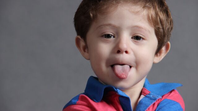 Niño sacando la lengua