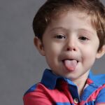 Niño sacando la lengua