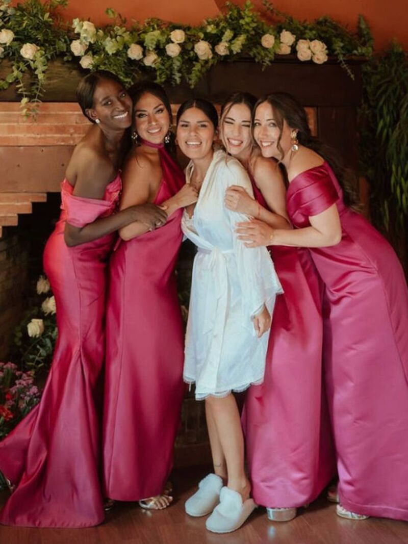 Isa Pantoja junto a sus damas de honor el día de su boda