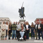 La alcaldesa de Burgos, Cristina Ayala, preside el acto de homenaje que el Ayuntamiento realiza a la nadadora paralímpica y triple medallista burgalesa en París, Marta Fernández.