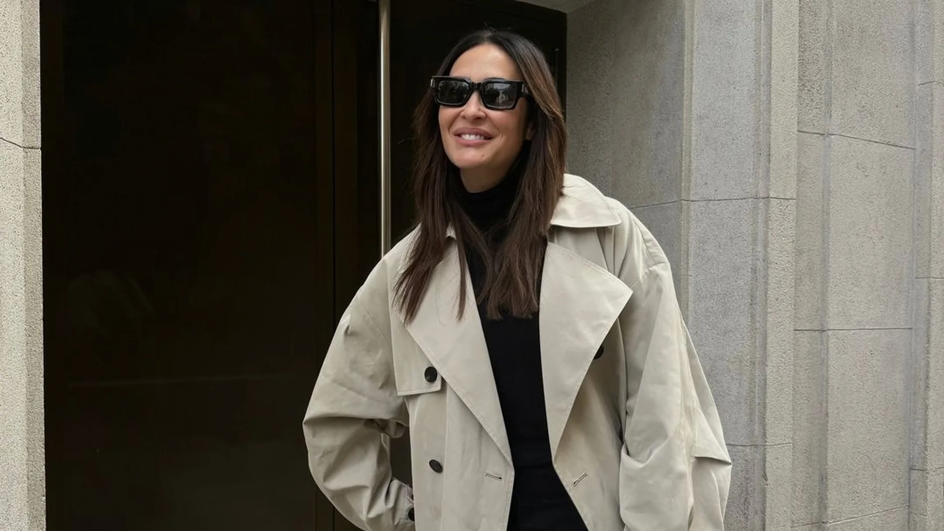 Vicky Martín Berrocal con gabardina.