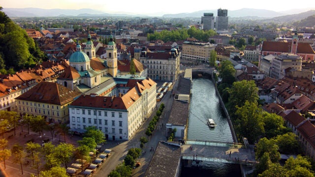 Una vista panóramica de la capital eslovena, atravesada por el río Ljubljanica