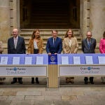 El presidente José Creuheras acompañado por los miembros del jurado presentan las 10 obras finalistas del Premio Planeta 2024. © Alberto R. Roldán / Diario La Razón. 14 10 2024