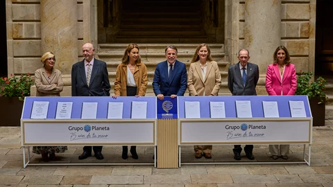 El presidente José Creuheras acompañado por los miembros del jurado presentan las 10 obras finalistas del Premio Planeta 2024. © Alberto R. Roldán / Diario La Razón. 14 10 2024