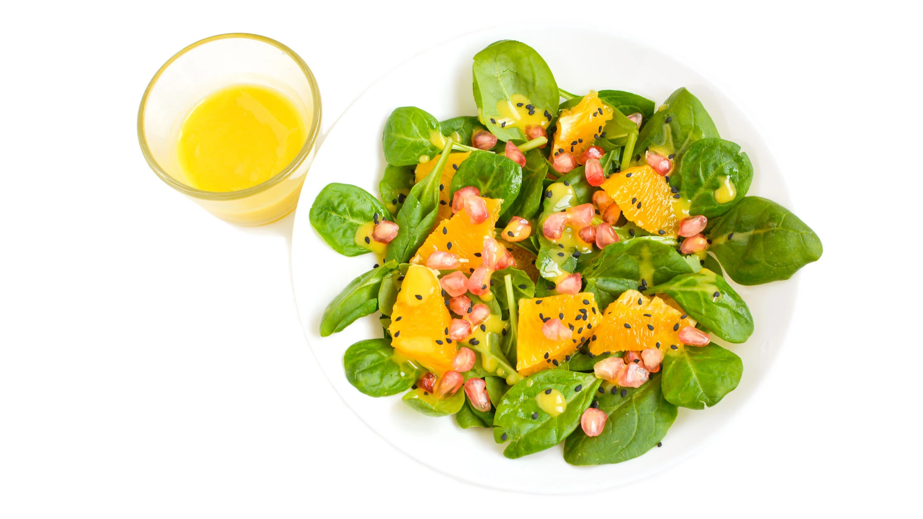 Plato de ensalada con naranja y granada.