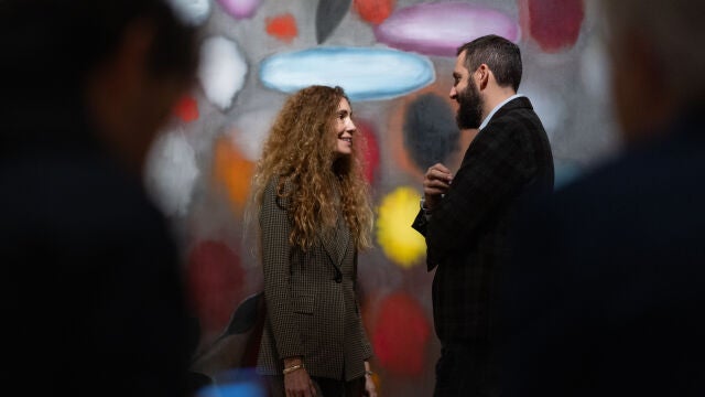 Blanca y Borja Thyssen junto a una obra de Ross Bleckner de su colección privada