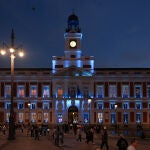 La Real Casa de Correos se ilumina de azul claro en apoyo a las personas afectadas de tumor cerebral