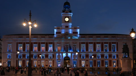 La Real Casa de Correos se ilumina de azul claro en apoyo a las personas afectadas de tumor cerebral